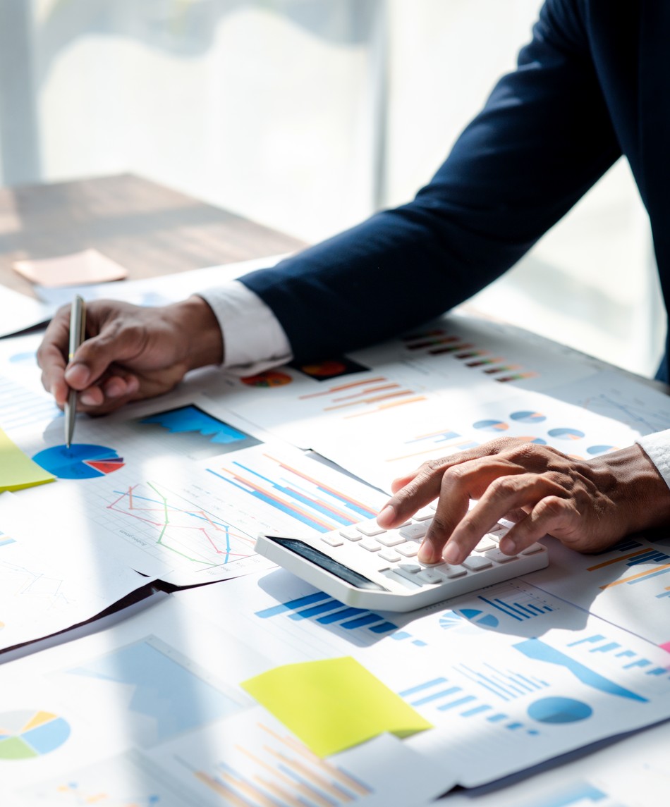 Análisis de indicadores y evidencia de auditoría con calculadora