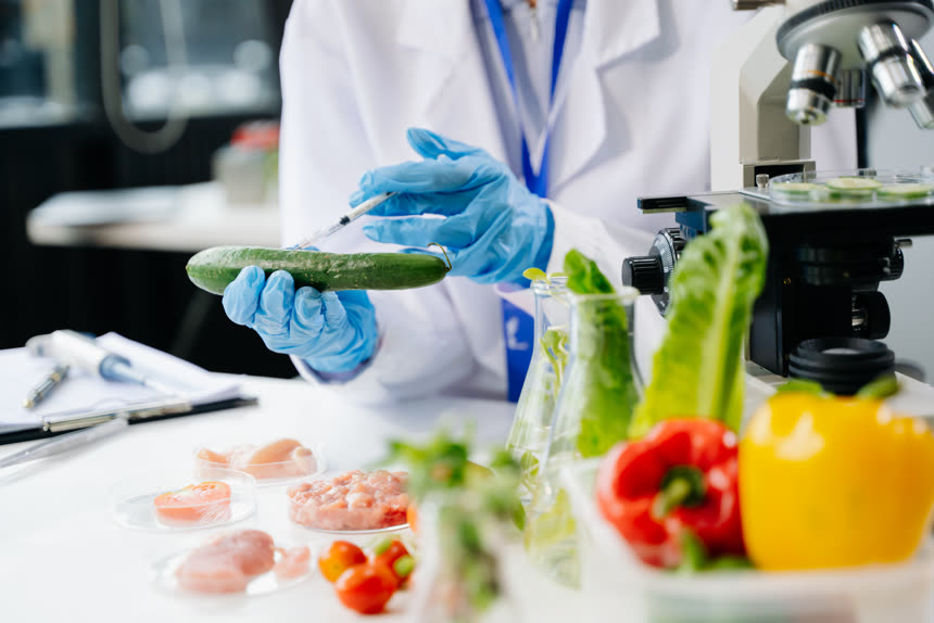 Análisis de inocuidad de vegetales y cárnicos en laboratorio