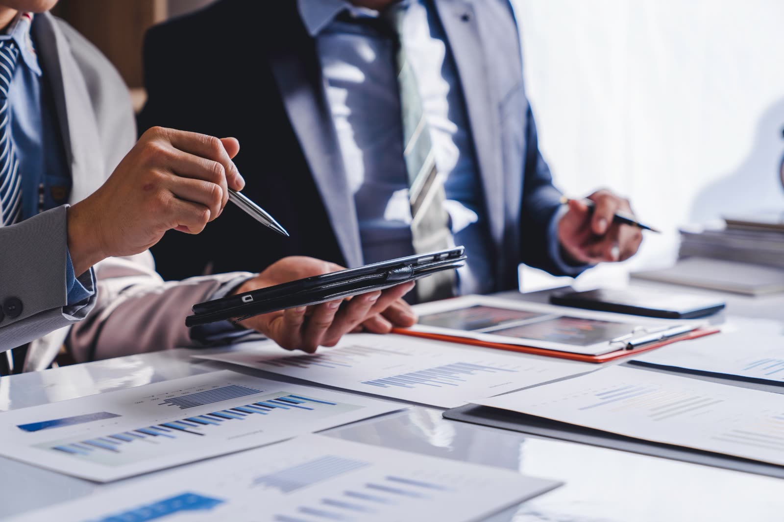 Auditores internos ISO 9001 analizando reportes e indicadores de calidad