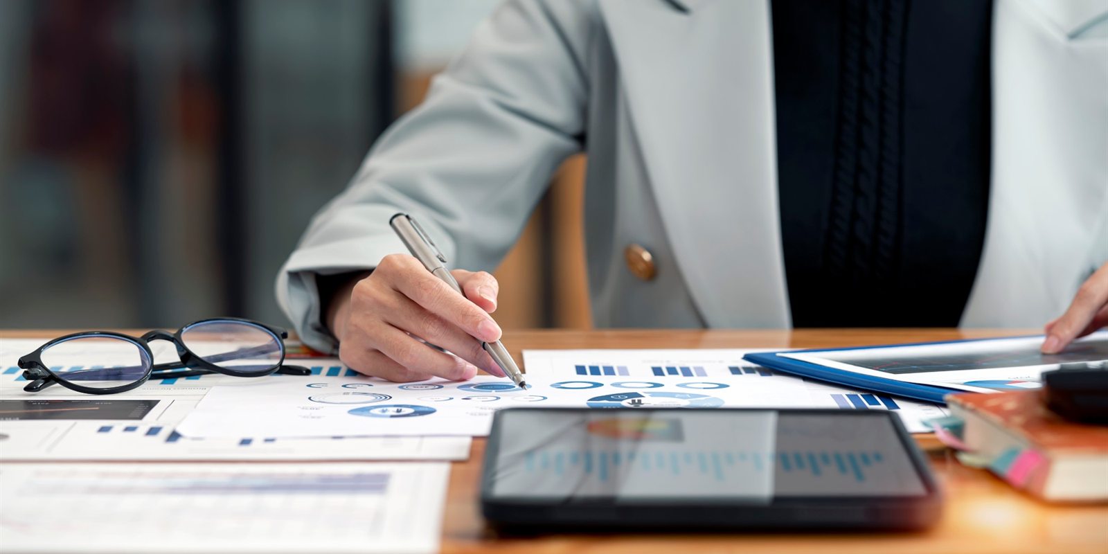 Profesional de calidad analizando indicadores para la transición a ISO 9001:2026