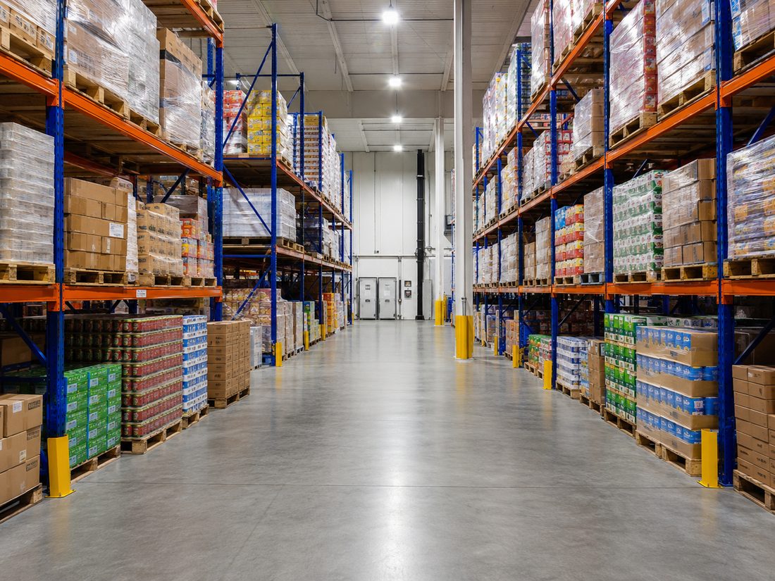 Pasillo de almacén con estanterías de producto