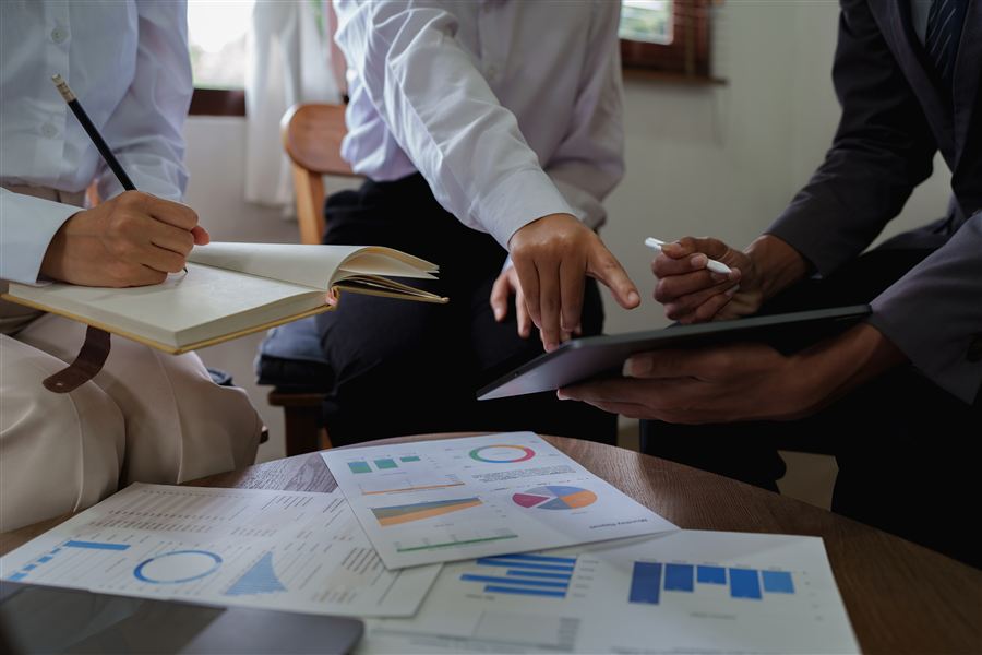Equipo revisando reportes y evidencia objetiva para la auditoría social SMETA